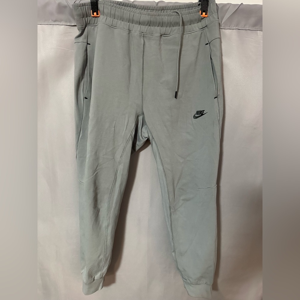 Nike Men’s Joggers Sweatpants Size Large Gray Tech Fleece Style